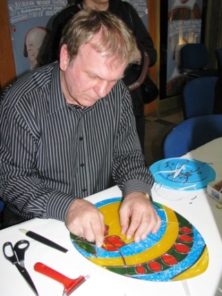 Elbląg, na zdj. Jan Puchalski podczas wielkanocnej akcji malowania pisanek w Światowidzie