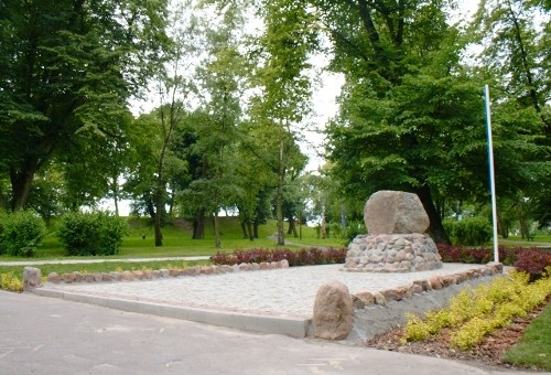 Elbląg, Obelisk Inwalidów Wojennych w parku Traugutta