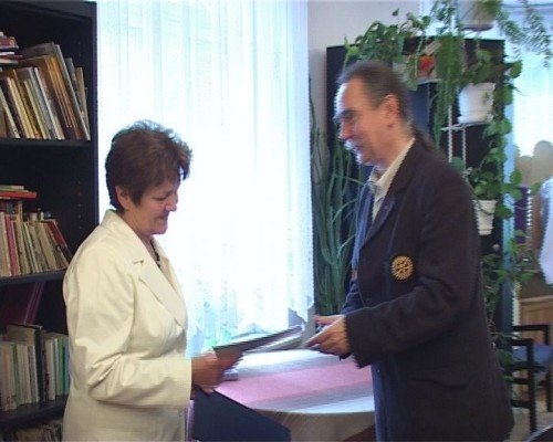 Elbląg, Paweł Kasperczyk z z Elbląskiego Klubu Rotary: Od początku istnienia nastawiliśmy się przede wszystkim na pomoc dzieciom (na zdj. z dr Wiesławą Pokropską) Elbląg, Paweł Kasperczyk z z Elbląskiego Klubu Rotary: Od początku istnienia nastawiliśmy się przede wszystkim na pomoc dzieciom (na zdj. z dr Wiesławą Pokropską)