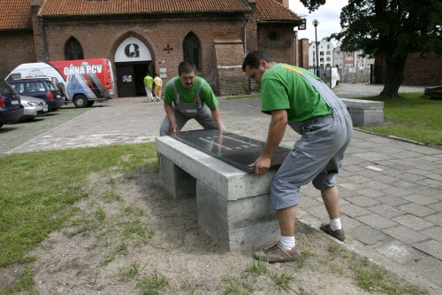 Elbląg, Słowa leżące na ławkach