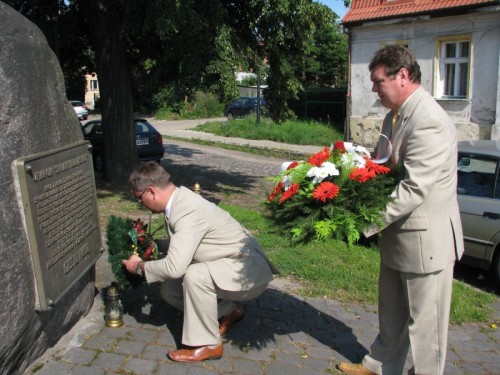 Elbląg, Kwiaty złożyli wiceprezydent Elbląga Witold Wróblewski oraz sekretarz miasta Jarosław Lango