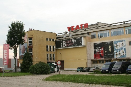 Elbląg, Nowe plany architektoniczne zakładają rozbudowę i nadbudowę teatru, do którego wejście główne znajdowałoby się od strony ul. Teatralnej. Tu także miałby powstać podziemny parking Elbląg, Nowe plany architektoniczne zakładają rozbudowę i nadbudowę teatru, do którego wejście główne znajdowałoby się od strony ul. Teatralnej. Tu także miałby powstać podziemny parking