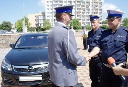 Elbląg, Podinsp. Andrzej Zielonka, zastępca Komendanta Wojewódzkiego Policji w Olsztynie życzył obsadzie nowego opla szerokiej drogi