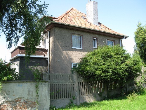 Elbląg, W tym domu przy ul. Piechoty 7d mieściła się plebania ks. Herrmnna. Budynek zachował się w stanie niezmienionym od czasów przedwojennych. Elbląg, W tym domu przy ul. Piechoty 7d mieściła się plebania ks. Herrmnna. Budynek zachował się w stanie niezmienionym od czasów przedwojennych.