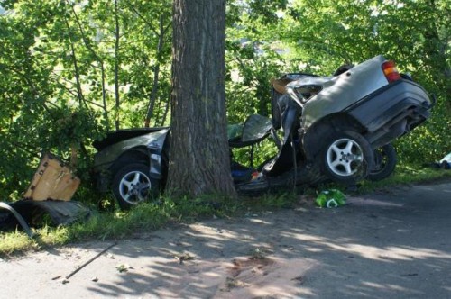 Elbląg, 24-letni mężczyzna kierujący oplem stracił panowanie nad autem i uderzył w przydrożne drzewo. Trzy osoby zginęły na miejscu