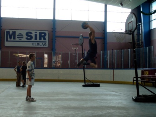 Elbląg, Amatorzy koszykówki ulicznej w hali lodowiska.