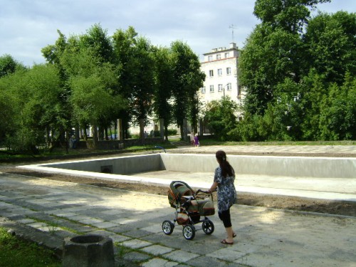 Elbląg, Odrestaurowana niecka zbiornika wodnego , w tle budynek byłego schroniska młodzieżowego Elbląg, Odrestaurowana niecka zbiornika wodnego , w tle budynek byłego schroniska młodzieżowego