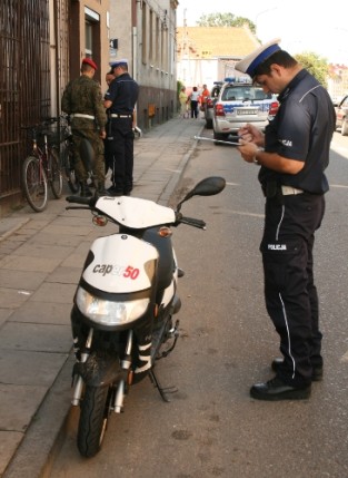 Elbląg, W wyniku zderzenia ucierpiał motorowerzysta, który z urazem ręki trafił do szpitala Elbląg, W wyniku zderzenia ucierpiał motorowerzysta, który z urazem ręki trafił do szpitala