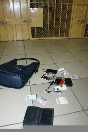 Elbląg, Z niezamkniętego mieszkania złodziej ukradł torebkę z dokumentami oraz pieniędzmi