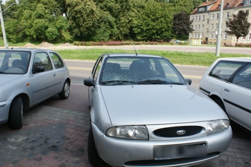 Elbląg, 17-latek, rzucając kostką brukową, zniszczył szybę w aucie. Straty szacuje się na co najmniej tysiąc złotych