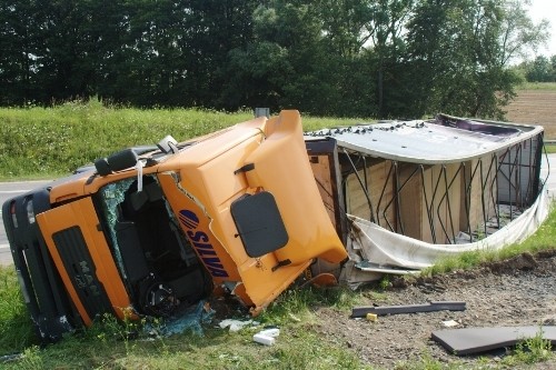 Elbląg, Na "siódemce" przewrócił się tir -  są utrudnienia w ruchu