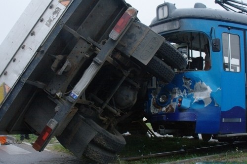 Elbląg, Ciężarówką wymusił pierwszeństwo tramwajowi Elbląg, Ciężarówką wymusił pierwszeństwo tramwajowi