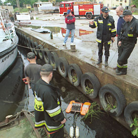Elbląg, Strażacy usuwali ropę, która dostała się do rzeki Elbląg