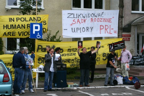 Elbląg, Ojcowie protestowali dziś przed elbląskim Sądem Rejonowym