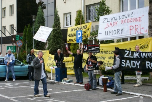 Elbląg, Tak protestowali ojcowie przed elbląskim Sądem Rejonowym