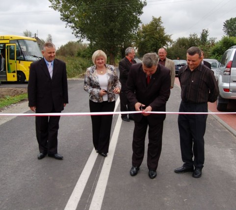 Elbląg, Wojewoda Marian Podziewski przeciął wstęgę na wyremontowanym odcinku drogi Bielnik I - Elbląg