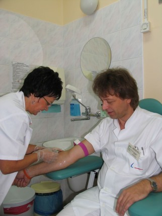 Elbląg, Jako pierwszy, zgodnie ze wcześniejszymi zapewnieniami, na pobranie krwi zgłosił się dr Wojciech Wenski