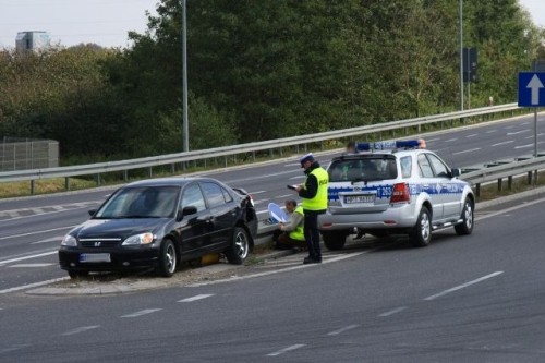 Elbląg, Po uderzeniu mercedesa, honda obróciła się i wpadła na barierkę oddzielającą pasy ruchu