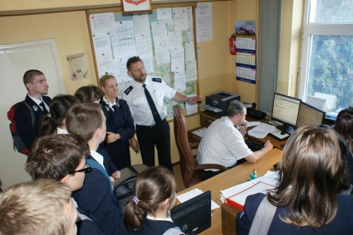 Elbląg, Uczniowie mogli m.in. przyjrzeć się z bliska pracy policjantów służby dyżurnej Elbląg, Uczniowie mogli m.in. przyjrzeć się z bliska pracy policjantów służby dyżurnej