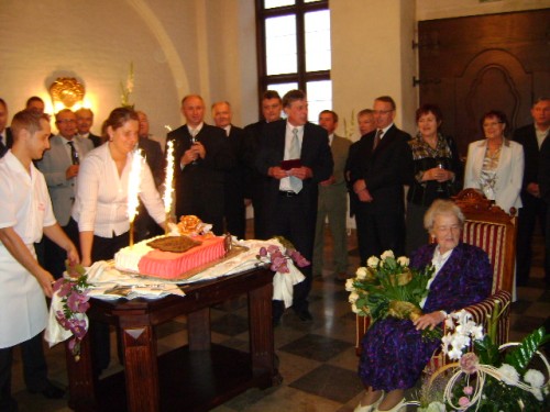 Elbląg, Jubilatka Irena Pawowicz w otoczeniu swoich wychowanków Elbląg, Jubilatka Irena Pawowicz w otoczeniu swoich wychowanków