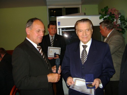 Elbląg, Na zdjęciu: Pierwszy przewodniczący elbląskiego oddziału PZITB Kazimierz Gołaszewski ( z prawej) w chwilę po uhonorowaniu medalem 75-lecia PZITB Elbląg, Na zdjęciu: Pierwszy przewodniczący elbląskiego oddziału PZITB Kazimierz Gołaszewski ( z prawej) w chwilę po uhonorowaniu medalem 75-lecia PZITB