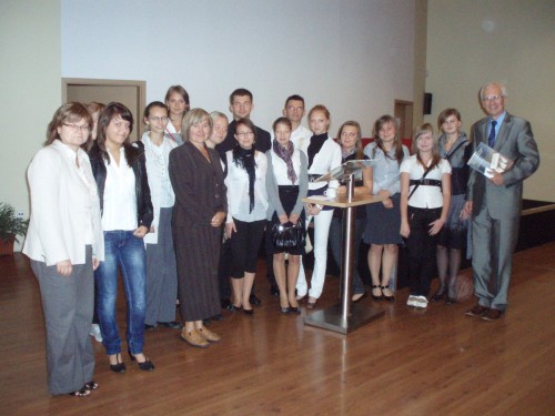 Elbląg, Na zdjęciu prof. dr hab. med.Janusz Andres, prezes Polskiej Rady Resuscytacji wraz z uczniami i nauczycielkami Elbląg, Na zdjęciu prof. dr hab. med.Janusz Andres, prezes Polskiej Rady Resuscytacji wraz z uczniami i nauczycielkami