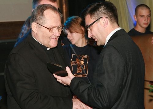 Elbląg, Laureatem tegorocznego Tuusa został ks. infułat Mieczysław Józefczyk - na zdj z wiceprezydentem Elbląga Arturem Zielińskim Elbląg, Laureatem tegorocznego Tuusa został ks. infułat Mieczysław Józefczyk - na zdj z wiceprezydentem Elbląga Arturem Zielińskim