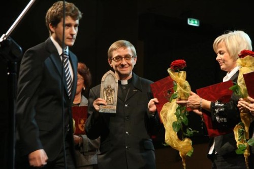 Elbląg, Laureatem ubiegłorocznego Tuusa był KARAN. Nagrodę odebrał ks. Edward Ryszkowski Elbląg, Laureatem ubiegłorocznego Tuusa był KARAN. Nagrodę odebrał ks. Edward Ryszkowski