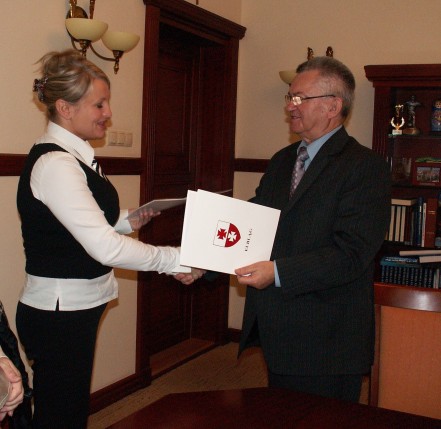 Elbląg, Prezydent Henryk Słonina i Anna Olszewska, Prezes Elbląskiego Centrum Mediacji i Aktywizacji społecznej w Elblągu. Elbląg, Prezydent Henryk Słonina i Anna Olszewska, Prezes Elbląskiego Centrum Mediacji i Aktywizacji społecznej w Elblągu.