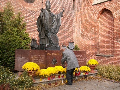 Elbląg, Prezydent Henryk Słonina zapalił znicze m.in. przy pomniku papieża Jana Pawła II Elbląg, Prezydent Henryk Słonina zapalił znicze m.in. przy pomniku papieża Jana Pawła II