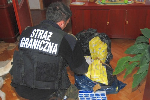 Elbląg, W specjalnie przygotowanych w oplu skrytkach pogranicznicy znaleźli 900 paczek papierosów pochodzących z przemytu
