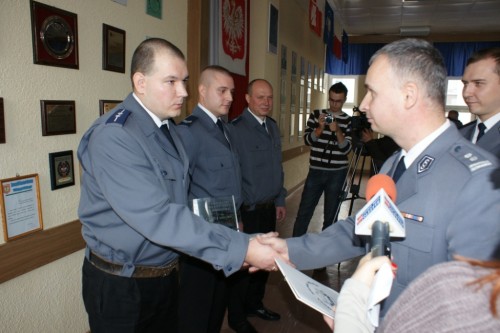 Elbląg, Asp. Artur Horbatowicz odbiera gratulacje od komendant Marka Osika