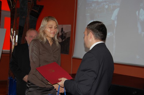 Elbląg, Grzegorz Nowaczyk wręcza stypendium Ewelinie Przeworskiej. Elbląg, Grzegorz Nowaczyk wręcza stypendium Ewelinie Przeworskiej.