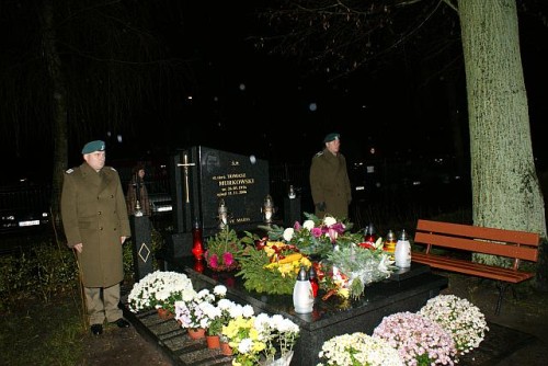 Elbląg, Po mszy świętej rodzina i przyjaciele st. sierż. Tomasza Murkowskiego udali się na cmentarz, by na grobie tragicznie zmarłego żołnierza zapalić znicze, złożyć kwiaty Elbląg, Po mszy świętej rodzina i przyjaciele st. sierż. Tomasza Murkowskiego udali się na cmentarz, by na grobie tragicznie zmarłego żołnierza zapalić znicze, złożyć kwiaty