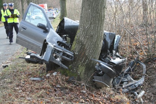 Elbląg, Kierująca samochodem citroenem kobieta na prostym odcinku drogi zjechała na przeciwny pas ruchu i uderzyła w drzewo Elbląg, Kierująca samochodem citroenem kobieta na prostym odcinku drogi zjechała na przeciwny pas ruchu i uderzyła w drzewo