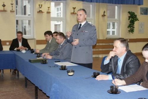 Elbląg, Na spotkanie w elbląskiej komendzie przybyli przedstawiciele lokalnych klubów sportowych. Spotkaniu przewodniczył insp. Marek Osik, szef elbląskich policjantów Elbląg, Na spotkanie w elbląskiej komendzie przybyli przedstawiciele lokalnych klubów sportowych. Spotkaniu przewodniczył insp. Marek Osik, szef elbląskich policjantów