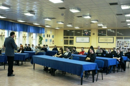 Elbląg, Policyjny specjalista opowiadał młodym ludziom m.in. o odpowiedzialności prawnej nieletnich, uzależnieniach od alkoholu i narkotyków