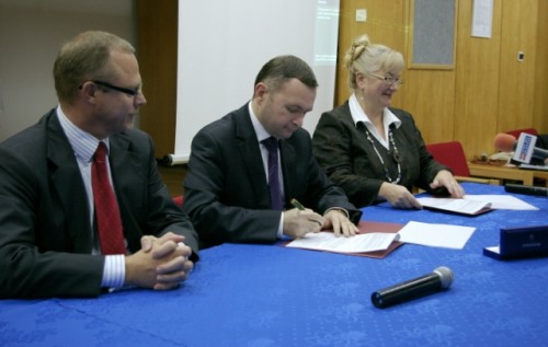 Elbląg, Umowę na dofinansowanie inwestycji w szpitalu podpisali: marszałek województwa Jacek Protas, członek Zarządu województwa Grzegorz Nowaczyk i dyrektor szpitala Elżbieta Gelert Elbląg, Umowę na dofinansowanie inwestycji w szpitalu podpisali: marszałek województwa Jacek Protas, członek Zarządu województwa Grzegorz Nowaczyk i dyrektor szpitala Elżbieta Gelert