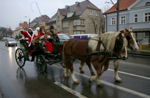 Elbląg, Orszak Świętego Mikołaja przejechał ulicami miasta z MDK do elbląskich przedszkoli