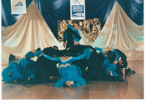 Elbląg, W 1999 r. formacja Jantar zdobyła tytuł Mistrza Świata - sukces przyniósł układ choreograficzny i muzyczny oparty na kinowym hicie „Titanic" Elbląg, W 1999 r. formacja Jantar zdobyła tytuł Mistrza Świata - sukces przyniósł układ choreograficzny i muzyczny oparty na kinowym hicie „Titanic"
