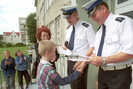 Elbląg, Krzyś Kapczyński z SP nr 18 odbiera nagrodę od policjantów Elbląg, Krzyś Kapczyński z SP nr 18 odbiera nagrodę od policjantów