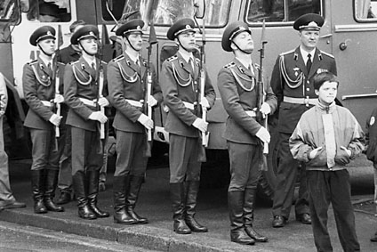 Elbląg, W obwodzie kaliningradzkim znajduje się m.in. 18 wyrzutni rakietowych SS-21, stacjonują także 64 samoloty SU-24 zdolne do przenoszenia głowic jądrowych Elbląg, W obwodzie kaliningradzkim znajduje się m.in. 18 wyrzutni rakietowych SS-21, stacjonują także 64 samoloty SU-24 zdolne do przenoszenia głowic jądrowych