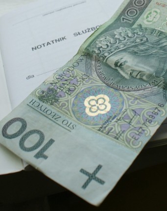 Elbląg, Kierowca chciał się "dogadać" więc włożył 100-złotowy banknot w notatnik służbowy policjanta. Teraz odpowie za to przed sądem Elbląg, Kierowca chciał się "dogadać" więc włożył 100-złotowy banknot w notatnik służbowy policjanta. Teraz odpowie za to przed sądem