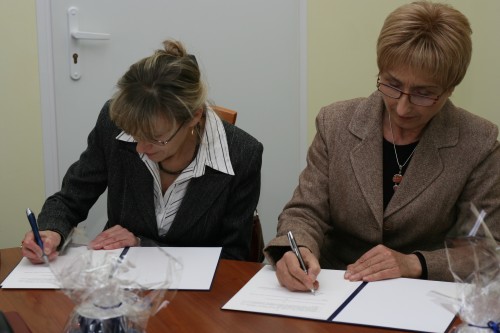 Elbląg, Na zdjeciu mgr Zofia Ostrówka, dyrektor I LO oraz prof. dr hab. Halina Piekarek–Jankowska, rektor PWSZ.