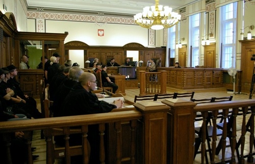 Elbląg, Na ławie oskarżonych zasiada osiem osób, broni ich sześciu mecenasów Elbląg, Na ławie oskarżonych zasiada osiem osób, broni ich sześciu mecenasów