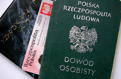 Elbląg, To już przeszłość - przyszłością są elektroniczne dowody osobiste wyposażone w mikroprocesor. Nowy e-dowód będzie plastikową kartą wyposażoną w mikroprocesor