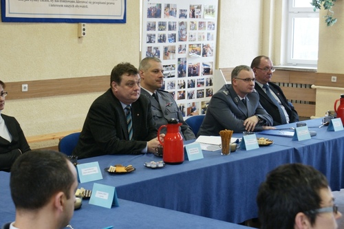 Elbląg, W odprawie rocznej wzięli udział m.in.: komendanci miejski i wojewódzki, wiceprezydent Elbląga Witold Wróblewski oraz Ryszard Zagalski, przewodniczący Rady Powiatu Elbląg, W odprawie rocznej wzięli udział m.in.: komendanci miejski i wojewódzki, wiceprezydent Elbląga Witold Wróblewski oraz Ryszard Zagalski, przewodniczący Rady Powiatu