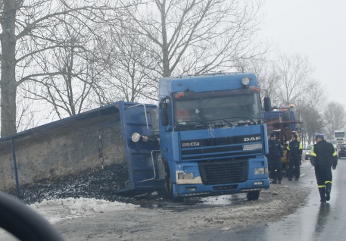 Elbląg, Samochody w rowie to dziś - przy takich warunkach pogodowych - częsty widok - to zdarzenie miało miejsce na tarsie między Malborkiem a Tczewem