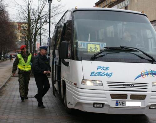 Elbląg, W czasie ferii policjanci z drogówki skontrolowali 17 autobusów przewożących dzieci i młodzież na wypoczynek Elbląg, W czasie ferii policjanci z drogówki skontrolowali 17 autobusów przewożących dzieci i młodzież na wypoczynek