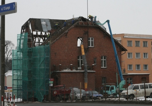 Elbląg, Prace rozbiórkowe domu z czerwonej cegły już trwają